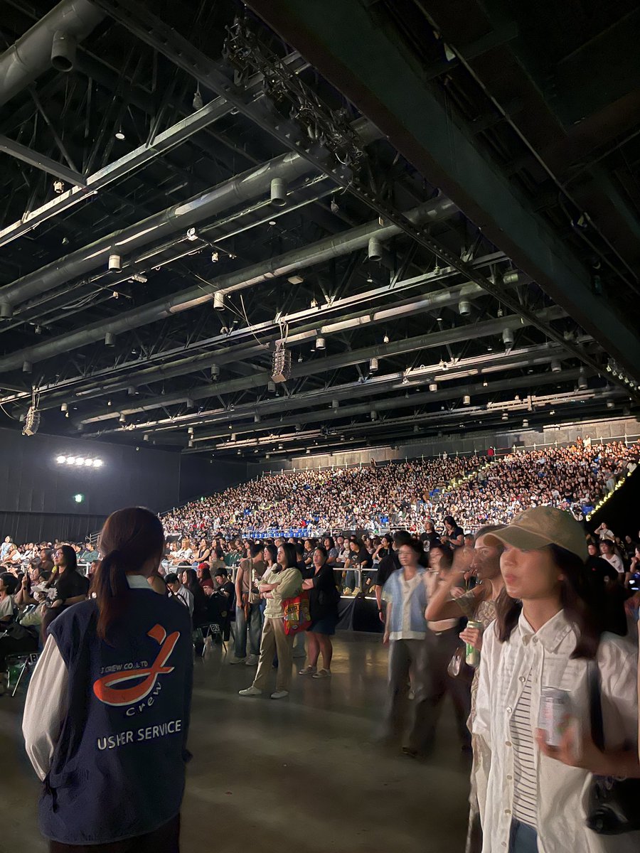 jp13103's tweet photo. Concert Disctopia D3 กลางๆค่า 
ใครตัวใหญ่ ไม่แนะนำอัฒจรรย์นะคะ 
ไม่ไหว เบียดกันมาก และมีความไม่มั่นคงสูง
เพลงเต้น ไม่ต้องหวังลุกนะคะ
เพราะกลัวถล่มค่าาาา 55555555 https://t.co/AsHKnLc7Vk