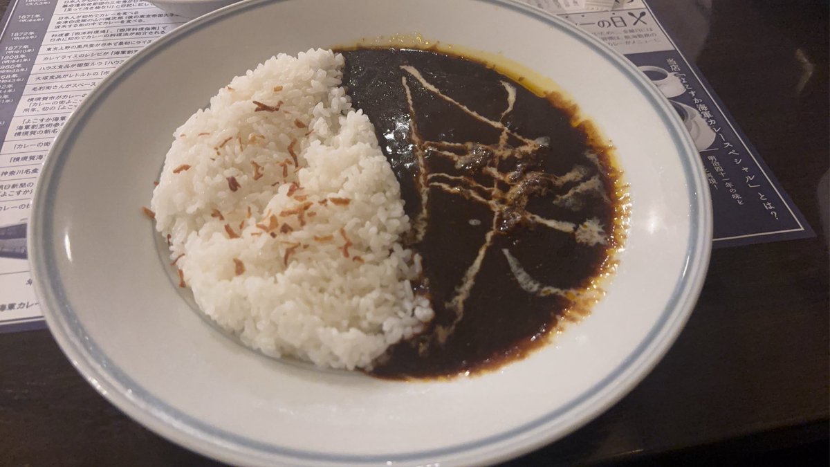 TfC6beb88's tweet photo. 横須賀に来たからには、カレー食べなくちゃ！
持ち時間20分…
まず出てきたのが冷たい牛乳🥛
いただきます🎶 https://t.co/xG6THsU1EQ