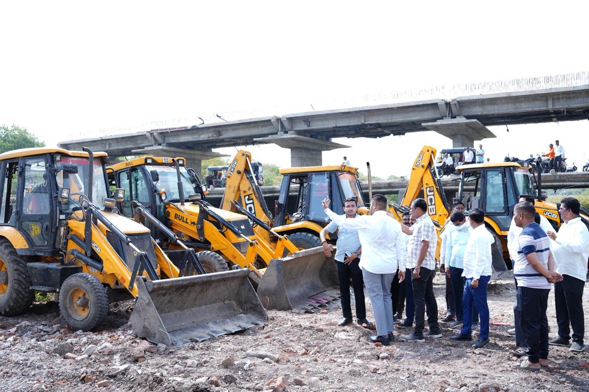 CouncilJamner's tweet photo. 🌿🌊 जागतिक पर्यावरण दिनानिमित्त जामनेर नगरपरिषदेच्या वतीने “कांग नदी साफसफाई मोहीम”चा शुभारंभ मा. सौ. साधनाताई गिरीश महाजन यांच्या शुभहस्ते संपन्न झाला.

“स्वच्छ कांग नदी – सुंदर जामनेर” या संकल्पनेतून नदी संवर्धन, पर्यावरण संरक्षण व स्वच्छतेचा संदेश देण्यात आला. https://t.co/qWCFsabs6E