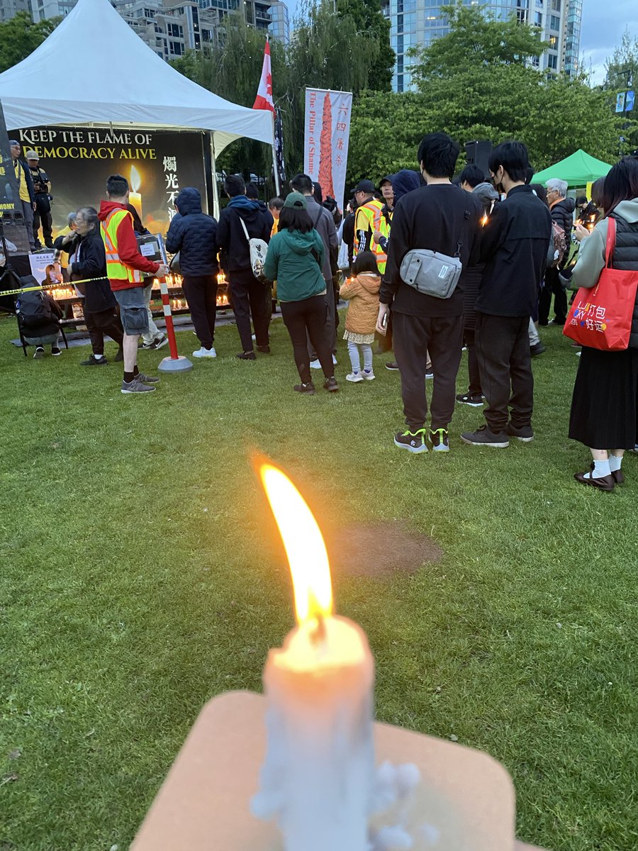 tiger8916's tweet photo. @ShengXue_ca @ljpJames @baodiantimes 温哥华的“维园”。天气转阴，冷风习习，蜡烛🕯️点燃了又被风吹灭，再转身寻找火种。人人手捧着燃烧的蜡烛，忽闪忽闪的火苗象征着希望，哪一场大火不是由一个火星点燃？心里默默地想着那些停留在青春里的生命，眼眶湿润。在捐款箱投下50加币，忽然想起37年前我同样在大学生的捐款箱投下50人民币，岁月如歌 https://t.co/XUo2ywKKNz