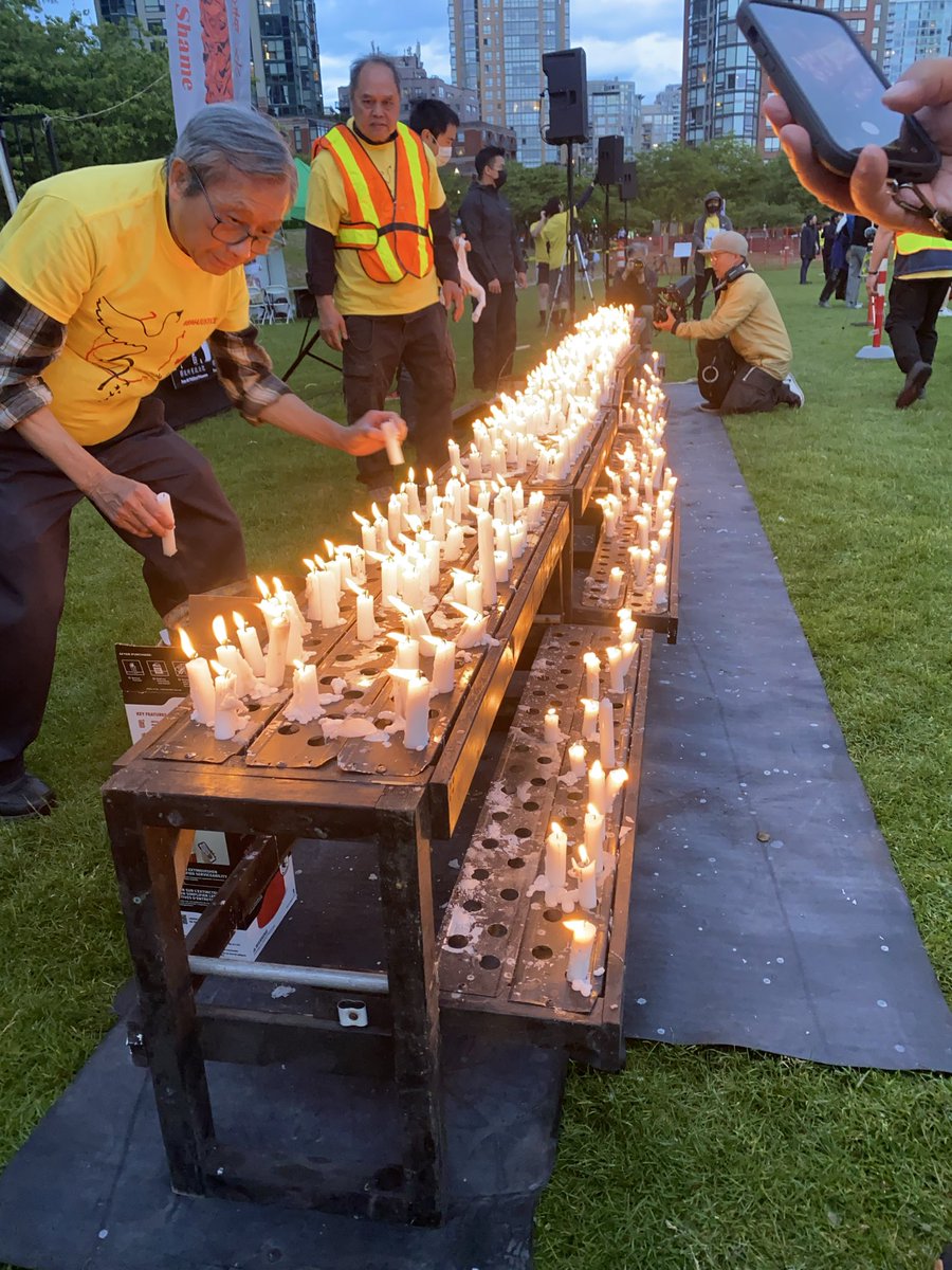 tiger8916's tweet photo. @ShengXue_ca @ljpJames @baodiantimes 温哥华的“维园”。天气转阴，冷风习习，蜡烛🕯️点燃了又被风吹灭，再转身寻找火种。人人手捧着燃烧的蜡烛，忽闪忽闪的火苗象征着希望，哪一场大火不是由一个火星点燃？心里默默地想着那些停留在青春里的生命，眼眶湿润。在捐款箱投下50加币，忽然想起37年前我同样在大学生的捐款箱投下50人民币，岁月如歌 https://t.co/XUo2ywKKNz
