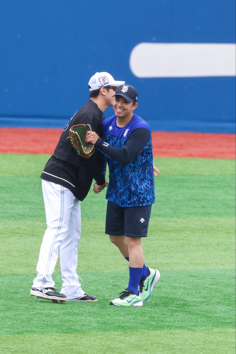 starmanton21's tweet photo. 東と祐大、ハマスタで再会✨😭😭
ハグして楽しそうにお話ししてた🥹🥹

（26.6.5 ハマスタ）
#山本祐大
#東克樹 https://t.co/2lZPtYYQYN