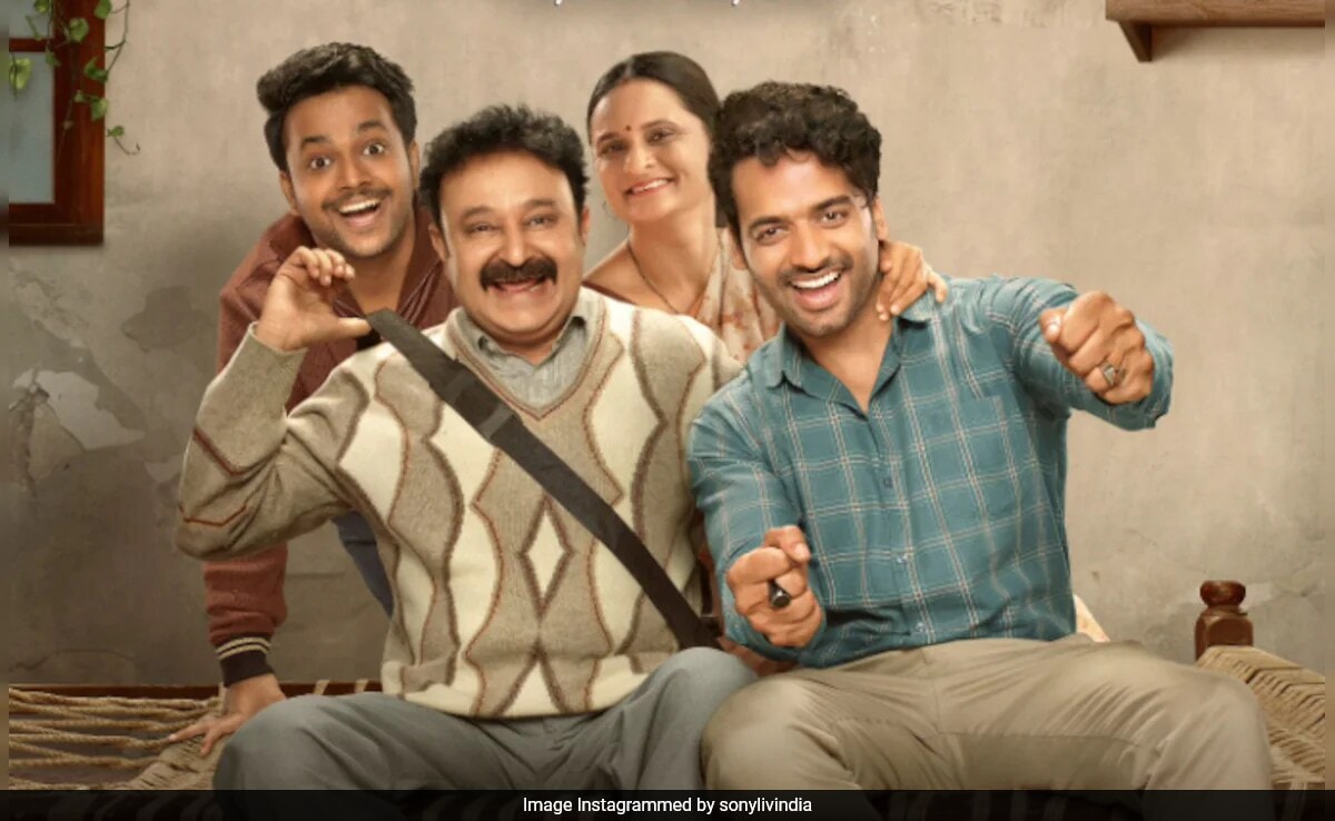 ABREVIEWS2's tweet photo. Gullak Season 5 sirf ek web series nahi, har middle-class family ki kahani hai. ❤️
Har episode me emotions, struggles,
Phir se hasaaya, rulaaya aur ghar ki yaad dila di. 🏡✨
#GullakSeason5 #Gullak #TVF #MishraParivar #FamilyDrama #WebSeries #SonyLIV https://t.co/BIX2EQGy9E