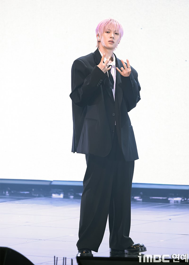 imbcenews's tweet photo. [포토] 네이즈 윤기, 꽉 잡아 윤기
#윤기 #네이즈 #NAZE #데뷔활동성료기념보고회 #PeopleTalk #iMBC연예

네이즈(NAZE) 윤기가 5일 오후 서울 이화여자대학교 삼성홀에서 열린 데뷔 활동 성료 기념 보고회에 참석해 포즈를 취하고 있다.

🔗https://t.co/F0T0a0t2On https://t.co/Oe8IxZ8faP