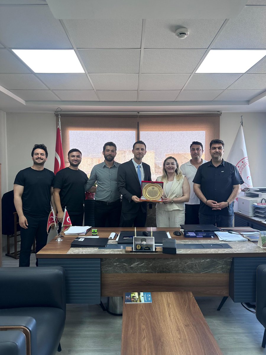 VetHekimSen's tweet photo. 📍Mersin

Genel Başkanımız Elif Budak Mutluer, Mersin İl  Temsilcimiz Semih Doğan ve üyelerimiz  tarafından Mersin  Veteriner Sınır Kontrol Noktası Müdürlüğü ziyaret edildi.

Kurum Müdürü Sayın Mustafa Uğur Eken ve meslektaşlarımızla görüşüldü. Mesleki sorunlarımız üzerine istişare edilip Bakanlık ile yaptığımız görüşmeler ve sendikal çalışmalarımız hakkında bilgi paylaşıldı.

Kurum Müdürümüze ve meslektaşlarımıza nazik ev sahiplikleri ve samimi sohbetleri için teşekkür ederiz.

 #VeterinerHekimSendeyiz 
@mersinvskn
