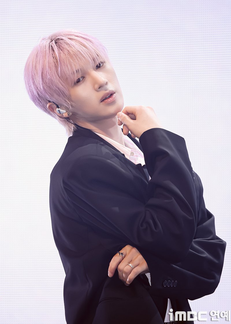 imbcenews's tweet photo. [포토] 네이즈 윤기, 꽉 잡아 윤기
#윤기 #네이즈 #NAZE #데뷔활동성료기념보고회 #PeopleTalk #iMBC연예

네이즈(NAZE) 윤기가 5일 오후 서울 이화여자대학교 삼성홀에서 열린 데뷔 활동 성료 기념 보고회에 참석해 포즈를 취하고 있다.

🔗https://t.co/F0T0a0t2On https://t.co/ttDoDhjt0g