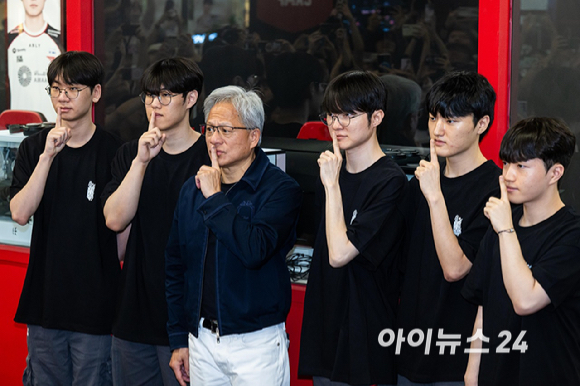 sicgom_esports's tweet photo. [포토] T1 리그 오브 레전드 선수단 만난 젠슨 황 (출처 : 네이버 뉴스) https://t.co/s6fCyWtUP7 https://t.co/cp7d7CIh8R