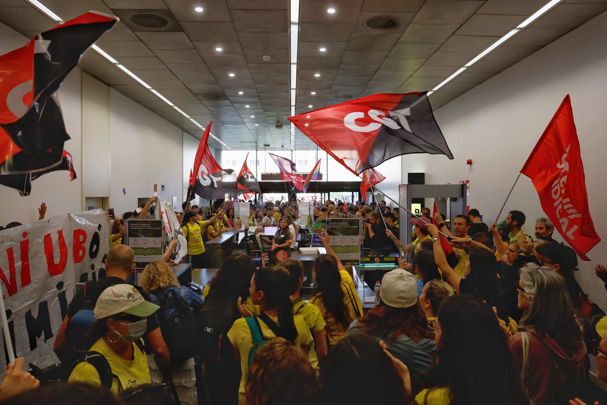 diariARA's tweet photo. #ÚltimaHora Un centenar de docents entren als Serveis Territorials d'Educació del Barcelonès exigint la dimissió de Niubó. Segueix tota l'actualitat: 
 
https://t.co/5URGM9T9cP https://t.co/hpYnwkpyGN