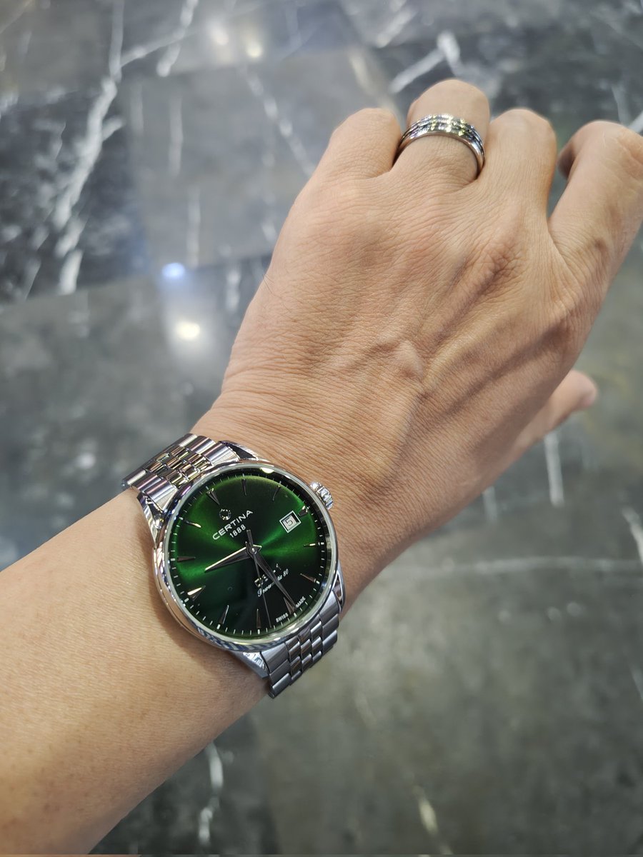 landashing's tweet photo. CERTINA DS-1 38mm は光の当たり方によってジュエリーのような輝きを放ちます✨
もしかすると、公式がこのモデルを『ユニセックス』と位置づけている理由の一つはそこにあるのかもしれませんね🤔
個人的には男性が着けてもとても素敵だと思います😃
これについて、あなたはどう思われますか？ https://t.co/fSLfN0PvYu