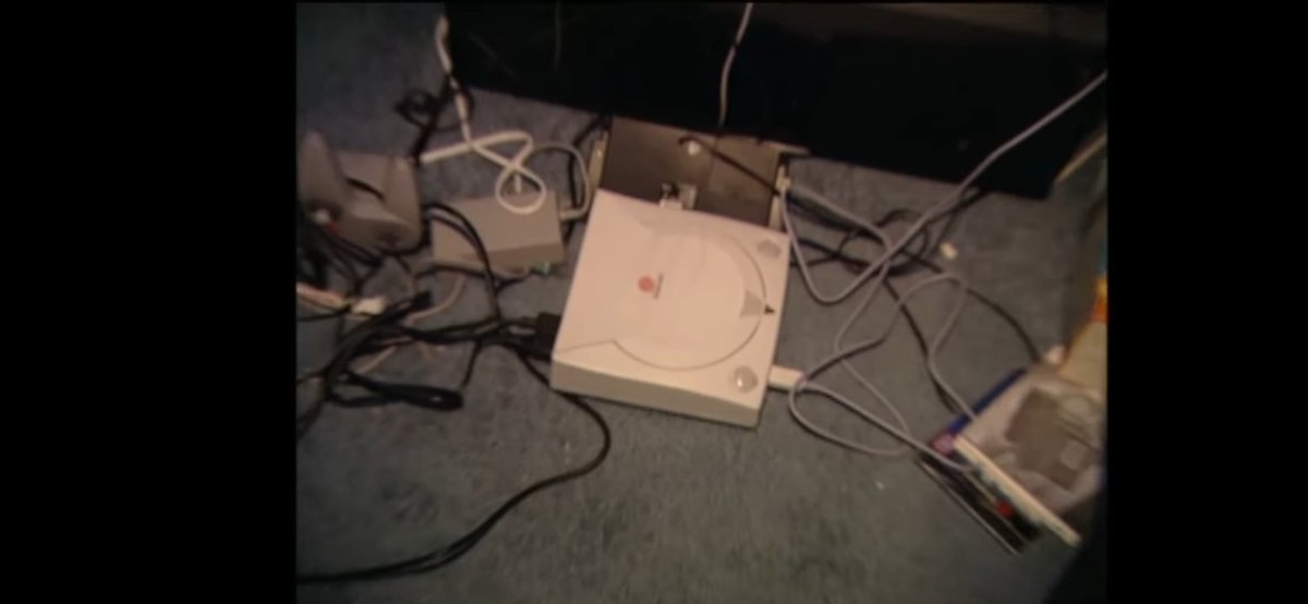 yeahmisterguy's tweet photo. @AumGensokyo 2001 redman running a LCD with a dreamcast on mtv cribs. https://t.co/NeAYd09ez1