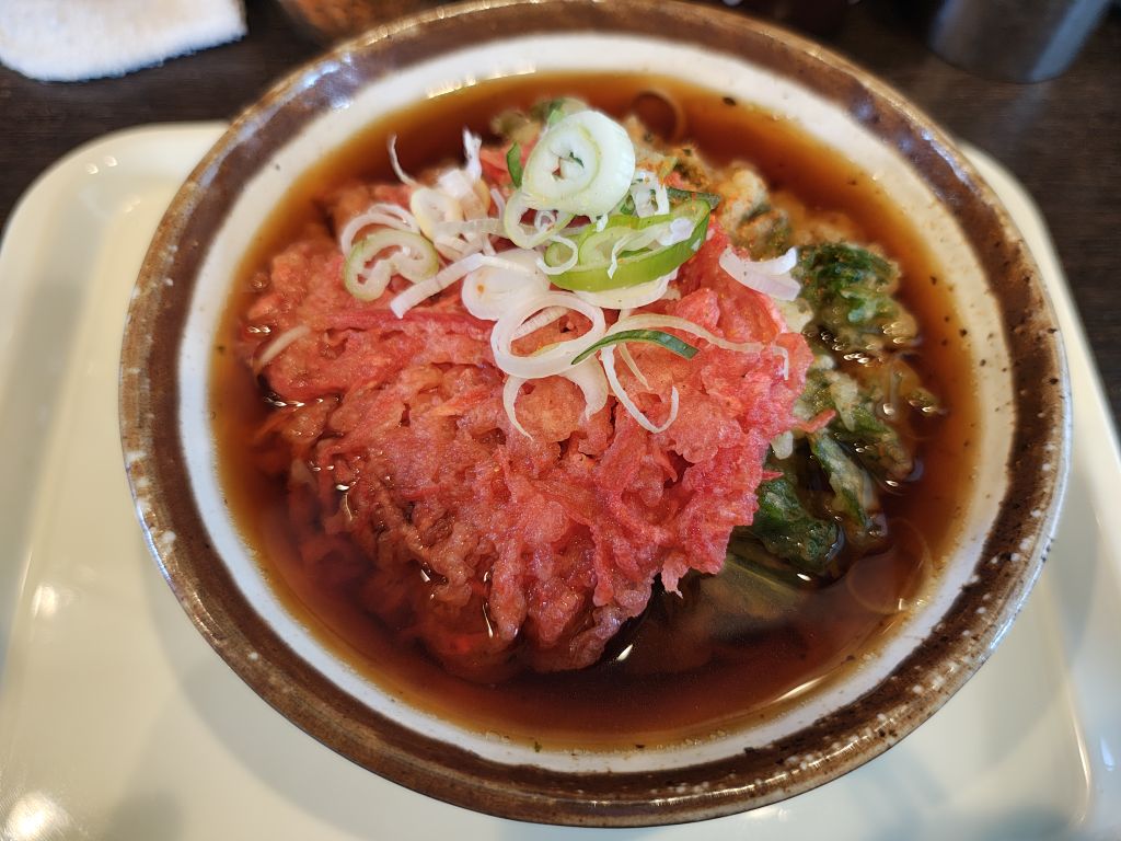 buta1969v2's tweet photo. #立ち食いそば #三松 #麺活
青砥駅の三松さんで、春菊天+紅生姜天そばをいただきました。数を減らしつつあるホーム上の店。もうすぐ閉店との事。昼前でも目当てのゲソ天も終わっちゃってた。甘めのつゆに染みてく天ぷらが美味い。紅生姜も多めで風味豊か。ごちそうさま。またどこかで https://t.co/nt5s7IN6Nd