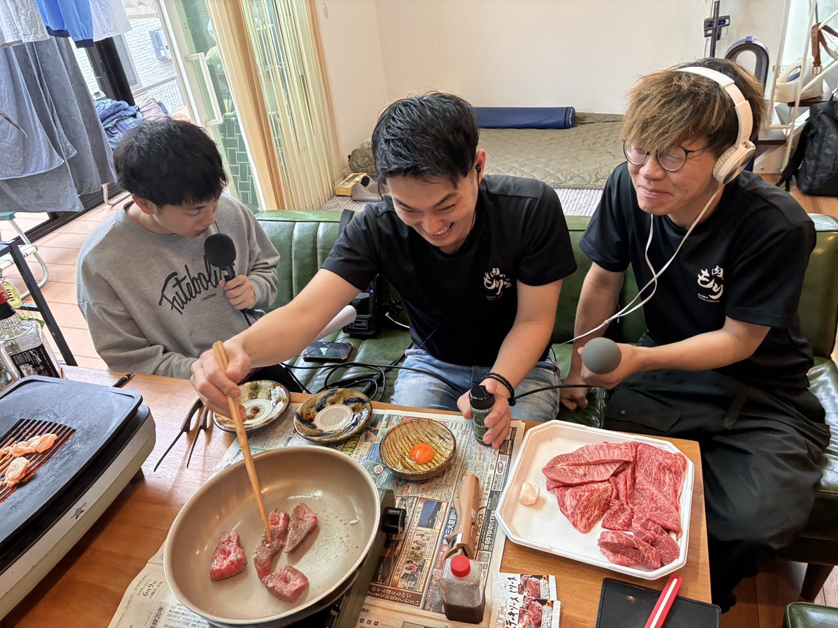 msc0899's tweet photo. ロケでお邪魔した垂水区のパン屋さん「komugian」の田中さん宅で森ちゃんのお肉いただきます‼️（焼かせられるだけ焼かせています）
#モンチチチ https://t.co/BBbUjzCYYR