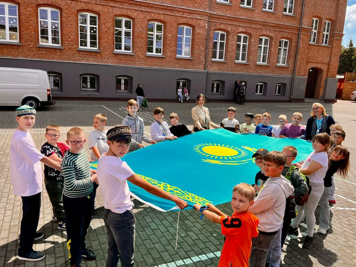 kazinform_eng's tweet photo. Kazakh culture and @dimash_official artistry take center stage in #Poland. Primary School No. 2 in Slupsk hosted a vibrant event celebrating #Kazakhstan's rich heritage
https://t.co/uspsshpldy
@DimashJAPAN_FC
@dimash_usa
@DimashFanclubDE
@Elenwvw
@dimashcubadears
#Dimash https://t.co/HoPY2p892b