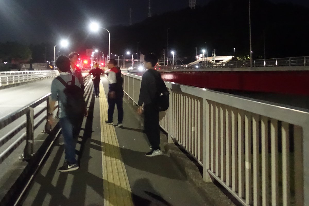 nsr_dom's tweet photo. 戦前から続く日就寮の伝統行事、逍遥。火を囲み、寮歌・逍遥歌を歌い、海岸から寮まで10km超の道のりを語らいながら歩きます。 https://t.co/hin0XE0YkD