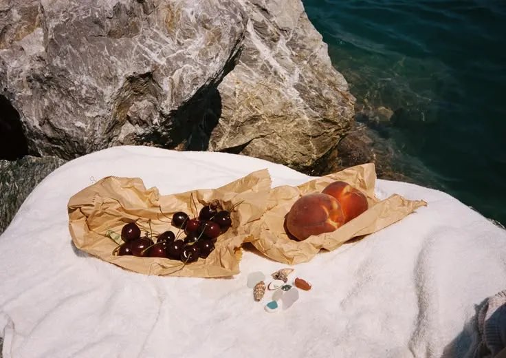 letibop's tweet photo. Viernes, Cinco Puntos y casi verano✨
✍🏼Este mes escribo sobre cómo tener un Rohmer Girl Summer, el filósofo griego más chulo, recetas ancestrales, fotos de Italia y de lo miserable que soy en Vinted.
💌Puedes leerlo aquí: https://t.co/3qxgPZo7OF https://t.co/MiDyqeefr8