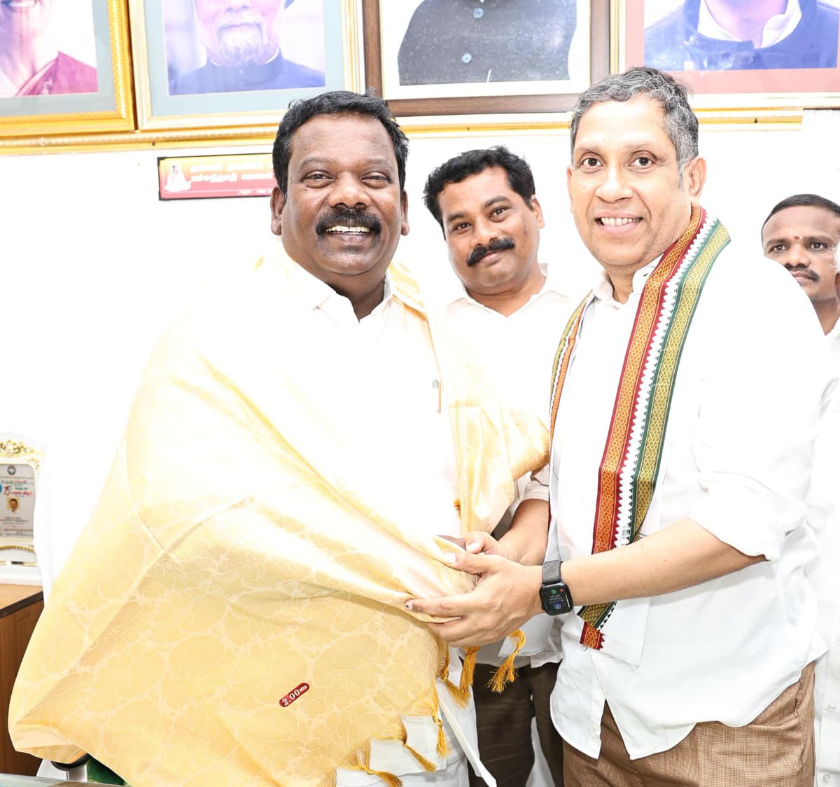 INCTamilNadu's tweet photo. மாநிலங்களவைத் தேர்தலில் காங்கிரஸ் கட்சியின் வேட்பாளராக தேர்ந்தெடுக்கப்பட்ட திரு. பிரவீன் சக்கரவர்த்தி அவர்கள், இன்று தமிழ்நாடு காங்கிரஸ் கமிட்டி தலைவர் திரு. கு. செல்வப்பெருந்தகை அவர்களை சந்தித்து வாழ்த்து பெற்றார்.

@pravchak @SPK_TNCC https://t.co/oCa5hUpPdT