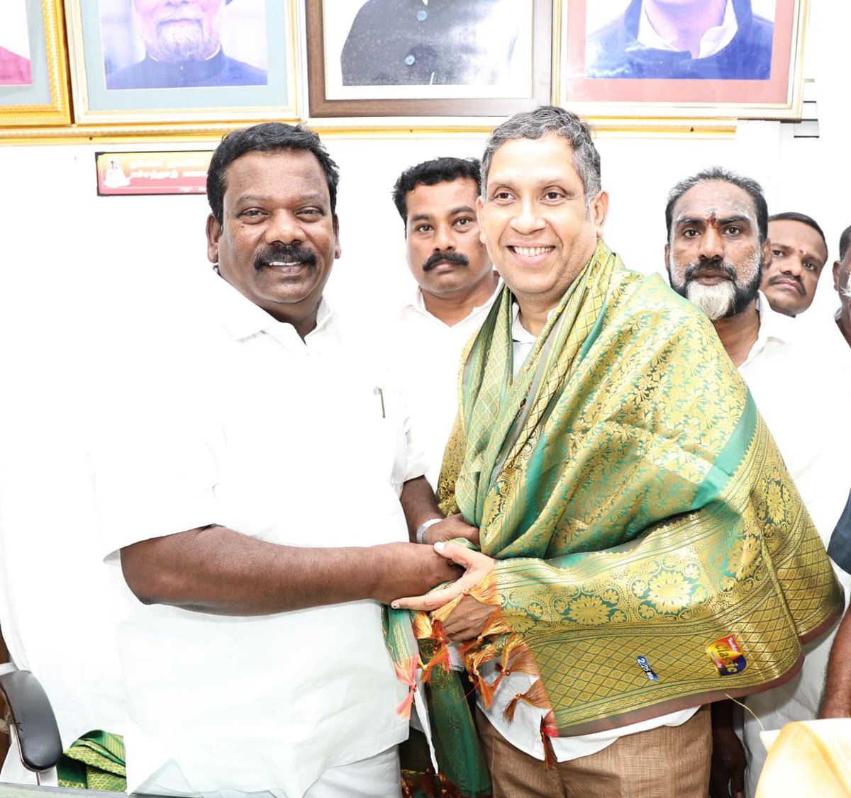 INCTamilNadu's tweet photo. மாநிலங்களவைத் தேர்தலில் காங்கிரஸ் கட்சியின் வேட்பாளராக தேர்ந்தெடுக்கப்பட்ட திரு. பிரவீன் சக்கரவர்த்தி அவர்கள், இன்று தமிழ்நாடு காங்கிரஸ் கமிட்டி தலைவர் திரு. கு. செல்வப்பெருந்தகை அவர்களை சந்தித்து வாழ்த்து பெற்றார்.

@pravchak @SPK_TNCC https://t.co/oCa5hUpPdT