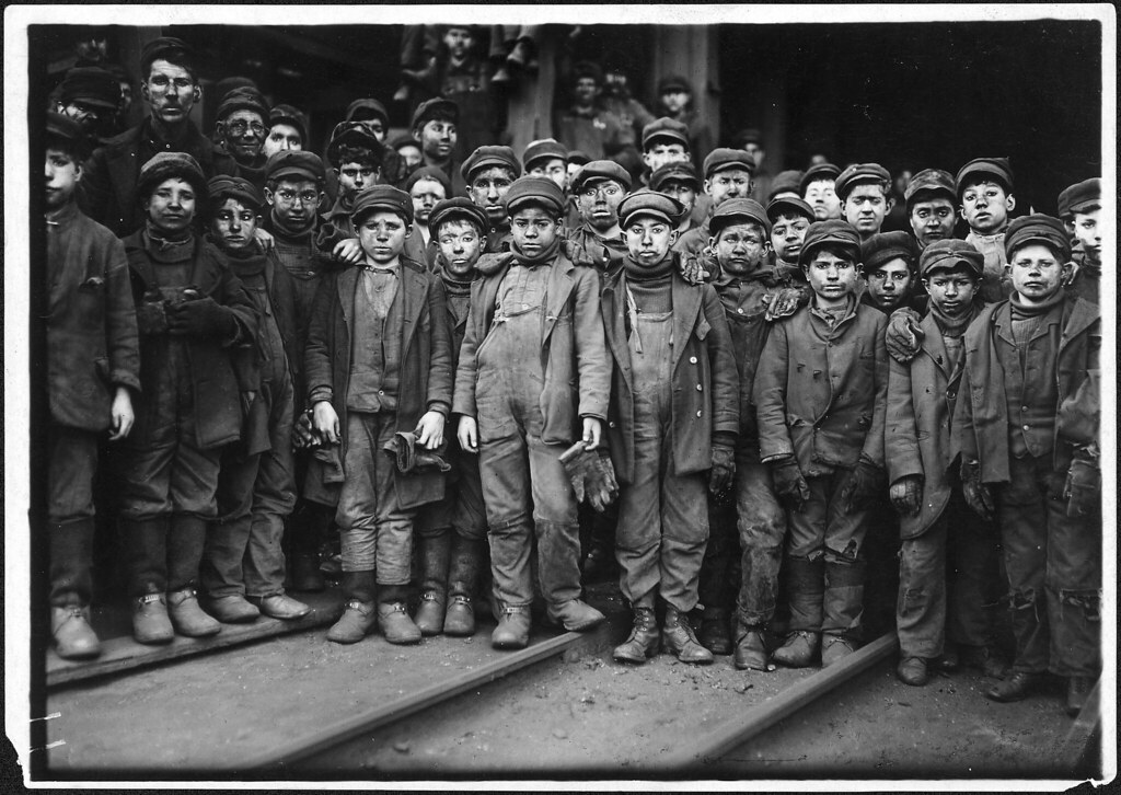 GuerraenlaUni's tweet photo. "El capitalismo es el sistema que permitió al obrero dar educación a sus hijos". En Gran Bretaña, a mediados del siglo XIX, los niños suponían el 25% de la mano de obra en las minas y el 33% en las fábricas. https://t.co/zFI7qqj96X