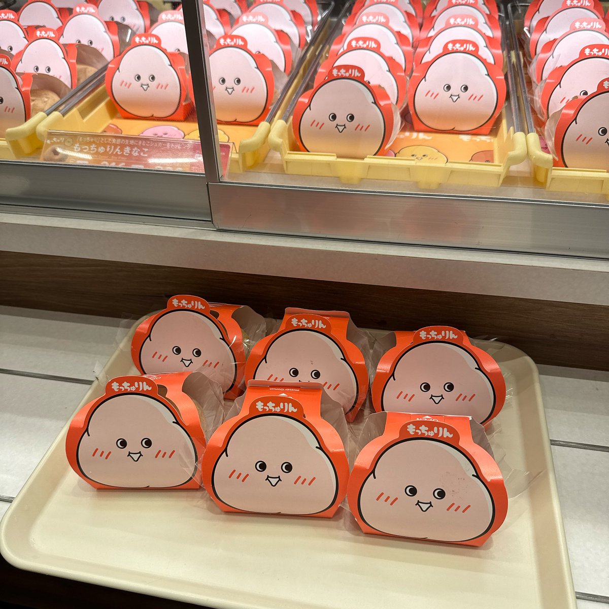 g___mnmo's tweet photo. 開店待ち+50分並んでもっちゅりん買えた🍩♡
朝イチもっちゅりんしか販売してなかったよ😂笑 https://t.co/Eg6QBRc6r4