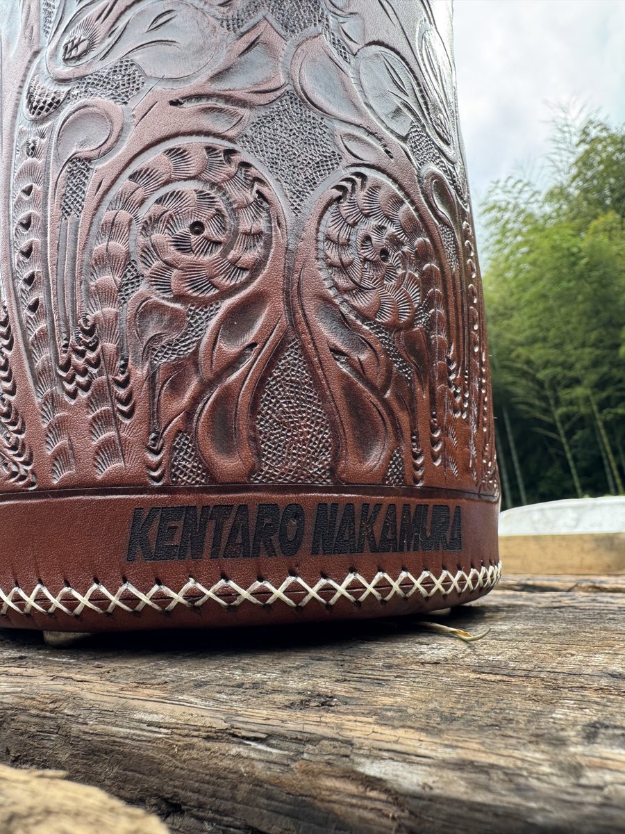 kenpesss's tweet photo. パラグアイの国民的ドリンク「テレレ（Tereré）」🇵🇾
冷たくて超爽快なマテ茶
1 termo（テルモ）
たっぷりの氷水を入れる大きな魔法瓶ポット。
2 guampa（グアンパ）
マテ茶の茶葉を入れる専用のコップ。牛の角とかのやつもある。
3 bombilla（ボンビージャ）
先端にフィルターがついた金属製ストロー。 https://t.co/9FQNrxp3k2