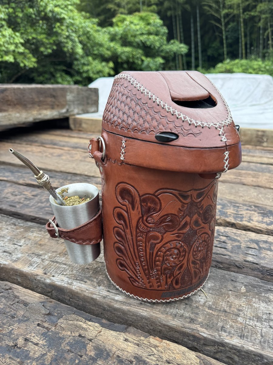 kenpesss's tweet photo. パラグアイの国民的ドリンク「テレレ（Tereré）」🇵🇾
冷たくて超爽快なマテ茶
1 termo（テルモ）
たっぷりの氷水を入れる大きな魔法瓶ポット。
2 guampa（グアンパ）
マテ茶の茶葉を入れる専用のコップ。牛の角とかのやつもある。
3 bombilla（ボンビージャ）
先端にフィルターがついた金属製ストロー。 https://t.co/9FQNrxp3k2