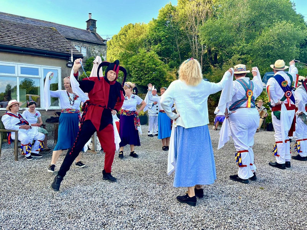 WinsterMorris's tweet photo. Here we are again dancing out in Birchover #Peakdistrict #Derbyshire #morrisdancing 🌺 🎶 💃 🕺 https://t.co/42RPNaNhAz