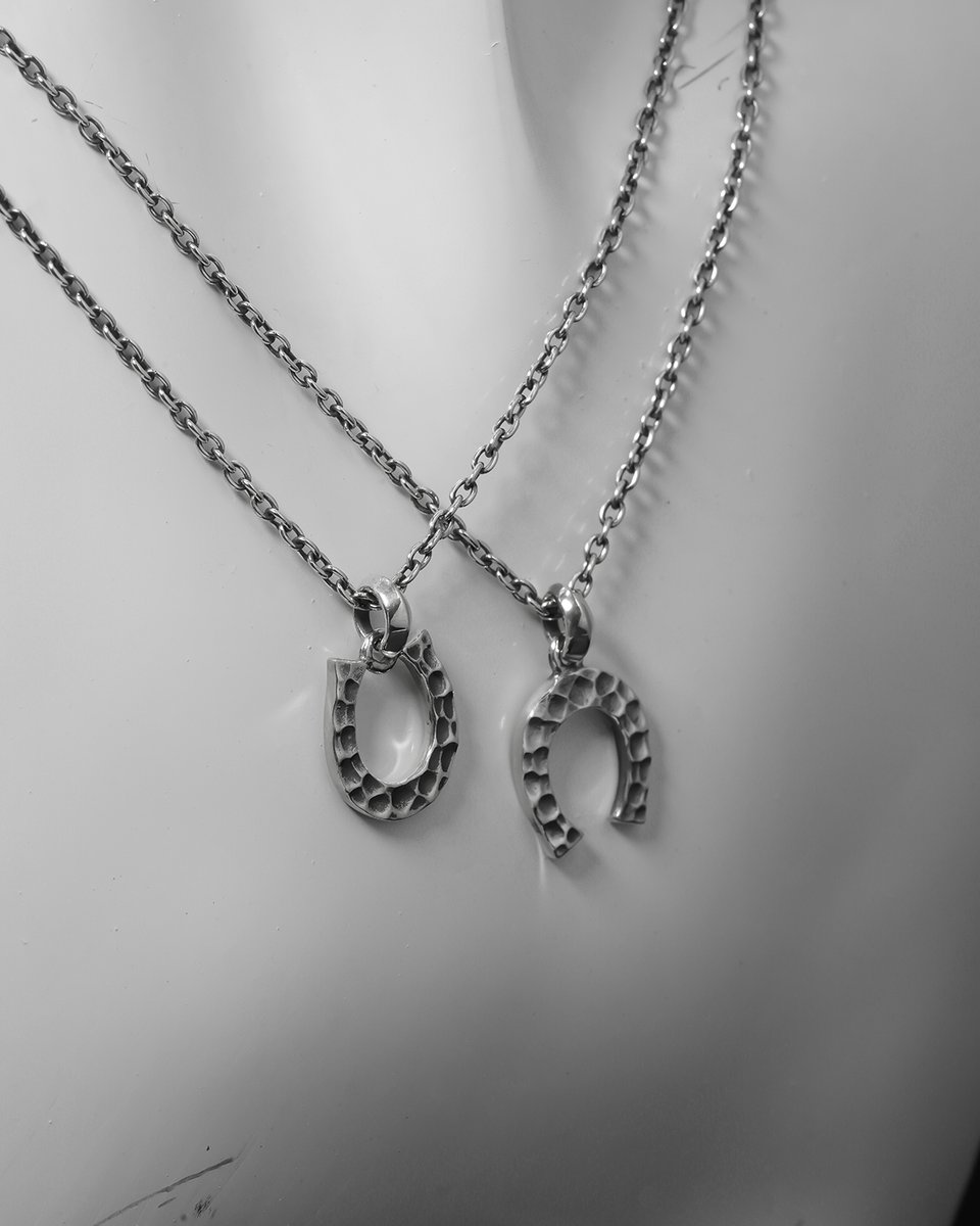 PUERTA_EBISU's tweet photo. 【Horse Shoe】
洗練されたミニマルなサイズ感は、スタイルを選ばず自然に馴染むデザイン✴︎✴︎✴︎
自分へのお守りとしてはもちろん、大切な人へのギフトとしても選ばれる人気のアイテムです✴︎✴︎✴︎

ITEM No,
NE1231/NE1232
https://t.co/YIQ6qD6orP https://t.co/oHFLSyEmPv