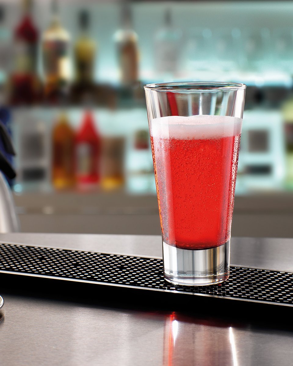Campari_Japan's tweet photo. 1915年、ダヴィデ・カンパリがミラノに開いたカンパリーノ。
そこで今でも多くの人々に愛される一杯が、#カンパリセルツ です。
#カンパリ とソーダというシンプルなレシピから生まれる、鮮やかな赤。軽やかな泡。印象的なビター。
100年以上愛されるクラシックカクテル。

#Campari #EnjoyResponsibly https://t.co/774QOM9gnJ