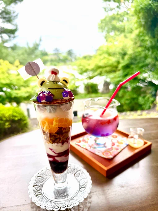 今日は外歩き出来そうだぞ?という 涼しい曇りの日だったので 久しぶりに外ウォーキング カエル紫陽花パフェと 金魚鉢紫陽花ソーダ食べ飲んだ 可愛い美味しい楽しい気持ちいい #初夏ウォーキング