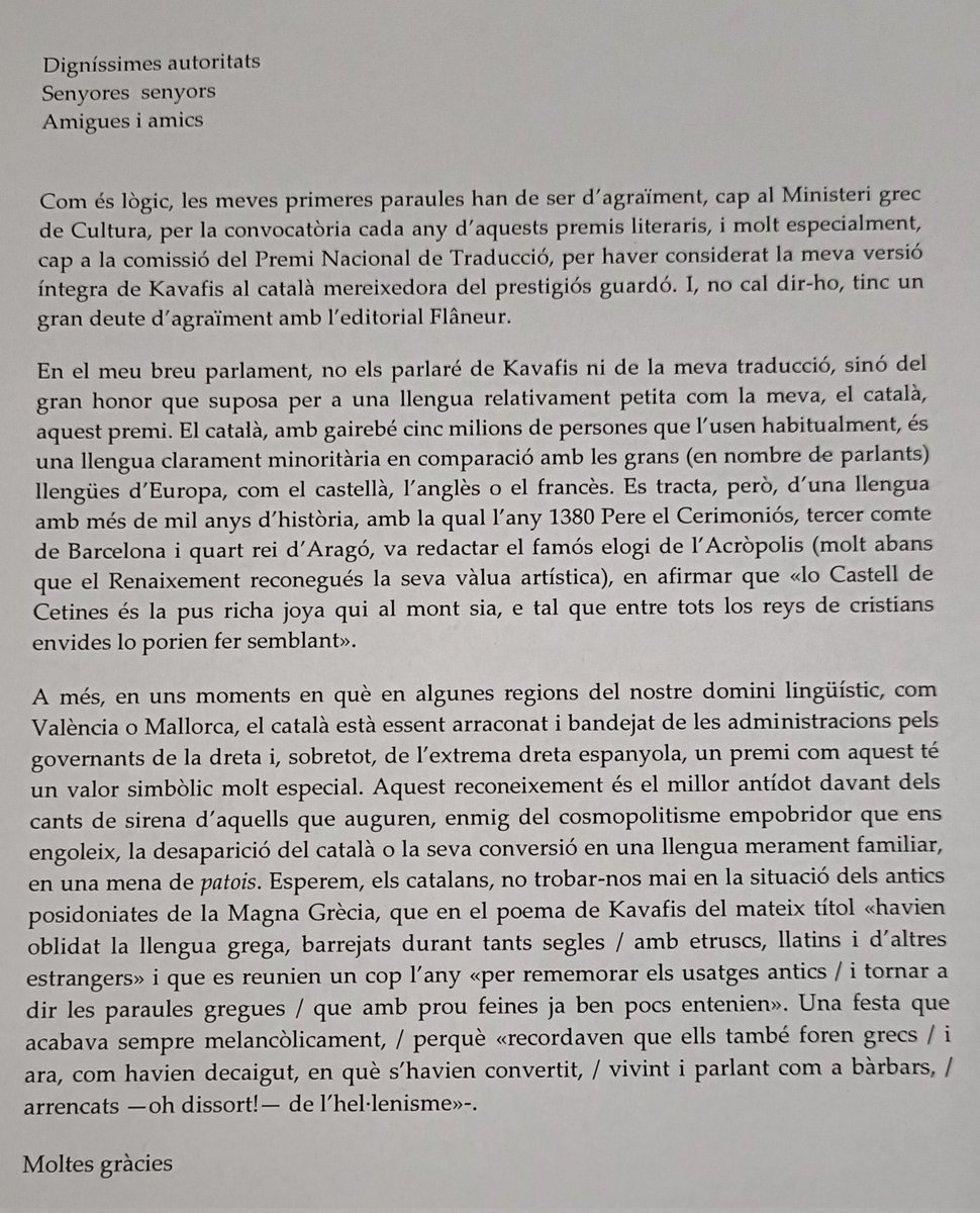 francescd's tweet photo. I enmig de tanta renúncia, de tanta superficialitat analfabeta i de pors encara empresonades, aquest discurs magnífic de l’Eusebi @AyensaPrat27889 per agrair el Premi Nacional de Traducció que li ha concedit el Ministeri de Cultura de Grècia per la qualitat de la traducció catalana de Kavafis. 

Mentre els ignorants clamen contra les biblioteques i volen els fills cremant neurones a TikTok, l’Eusebi ofereix una lliçó magistral d’amor a la llengua… que li permet estimar-les totes i, sobretot, una, la seva, la pròpia: el català.

Enhorabona al savi, al traductor tossut i al delicat humanista per fer-nos fàcils els poemes més bells del poeta d’Alexandria.

El país que s’estima les lletres, els llibres i els versos, li dóna les gràcies…