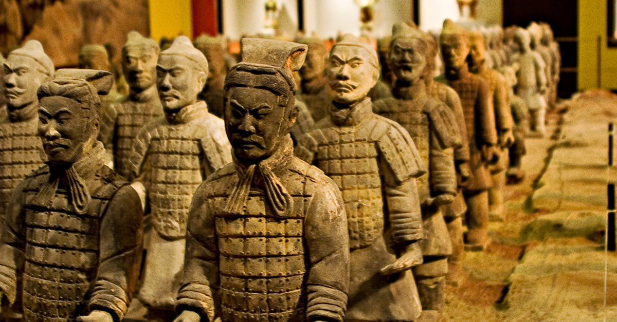 JugandoCiencia's tweet photo. 🪖🪖 Más de 8,000 soldados de tamaño real...
Y ¡NINGUNO es igual a otro! 🤯
🏺 Hace 2,200 años, el primer emperador de China, Qin Shi Huang, mandó construir el famoso Ejército de Terracota.
⚔️ Miles de guerreros, caballos y carros de guerra fueron enterrados para protegerlo en el más allá.
😲 Lo más increíble: cada rostro, peinado y expresión tiene detalles únicos.
🔎✨ Este asombroso tesoro arqueológico permaneció oculto durante siglos, hasta que unos agricultores lo descubrieron por accidente en 1974.
🏺🇨🇳 #Arqueología #Historia #JugandoCiencia