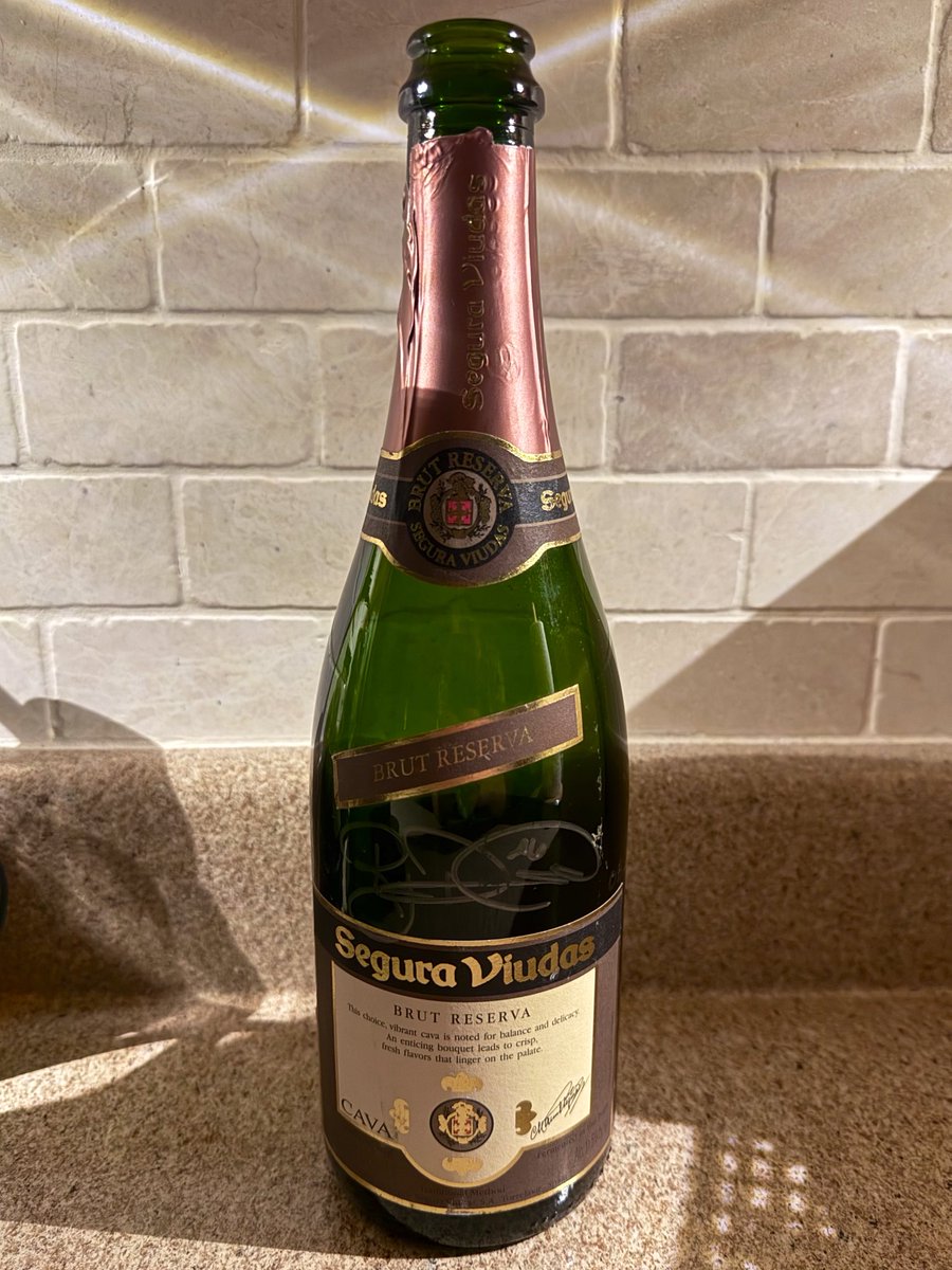 WrigleyBird's tweet photo. @hallofgoodpod Easily one of my favorite pieces of memorabilia that I own is this “used” bottle from my first game at Wrigley as a kid (signed by @Dempster46 ). It just happened to be the game where we clinched the division in 2008 🥹 Congrats on making the HoPG! https://t.co/S54rLgFoYv