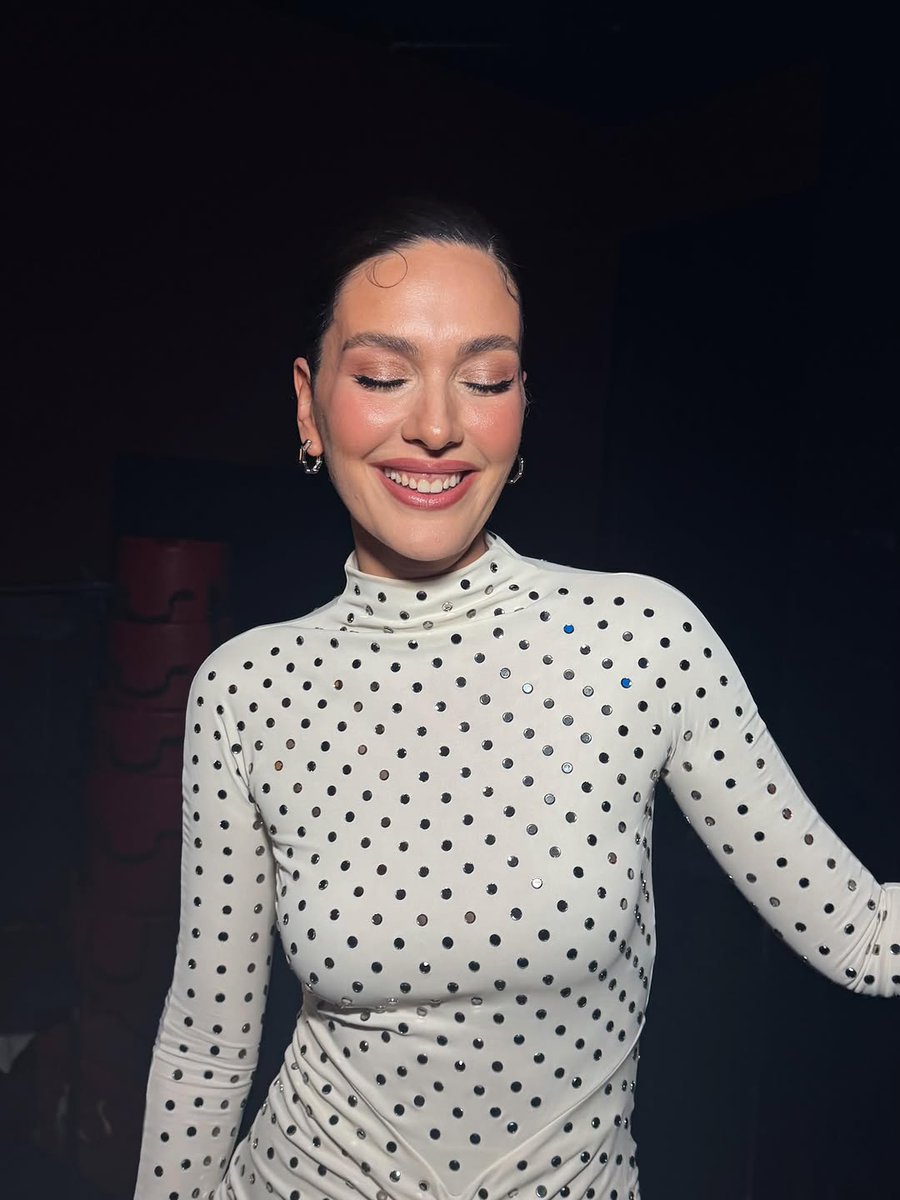 Serap_m's tweet photo. Bergüzar Korel diye yazılır, Güzelik diye okunur 🥰
#BergüzarKorel #güzellik #asalet #konser https://t.co/EcIBC5JRDu