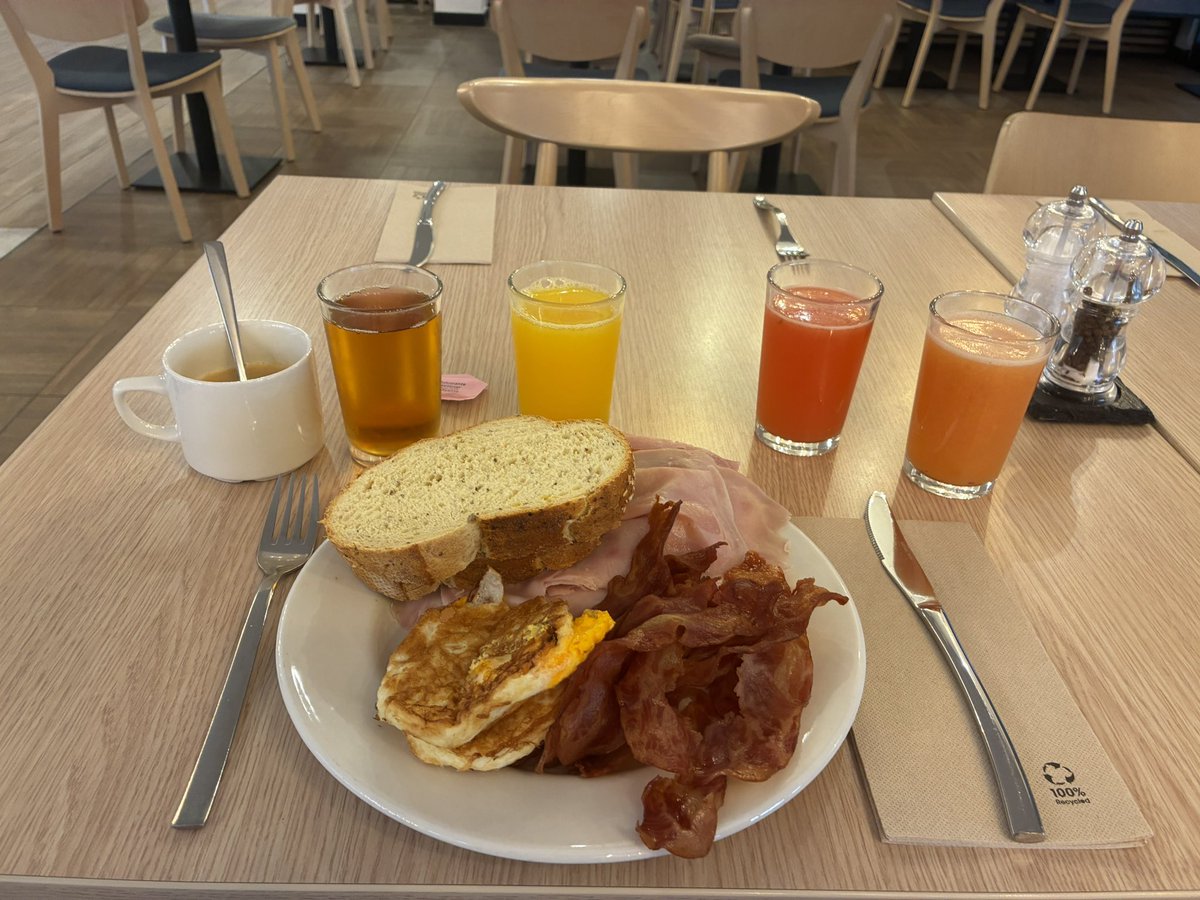 _Tyres_'s tweet photo. Hotel frukost när den är som bäst🤣 Fukar bra efter 1mil löpning och precis innan styrketräning Och Hyrox. I dag blir en jobbig dag🦾 https://t.co/x1VnbXEwup