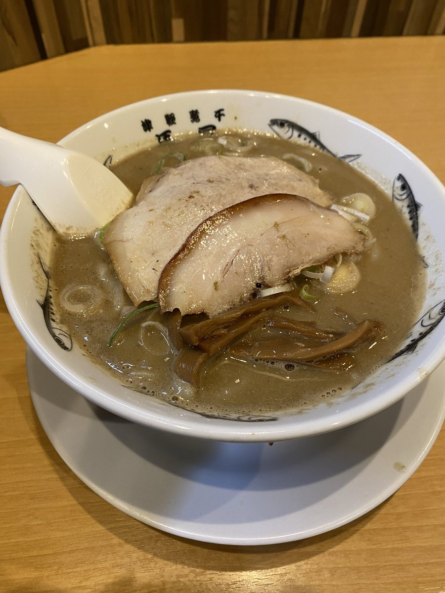 tsuchi9ku's tweet photo. 今年初。
胃がびっくりするといけないのでMAXは辞めときました…

沁みるなぁ…😢
#煮干しラーメン🍜 https://t.co/6UhCHyupNY