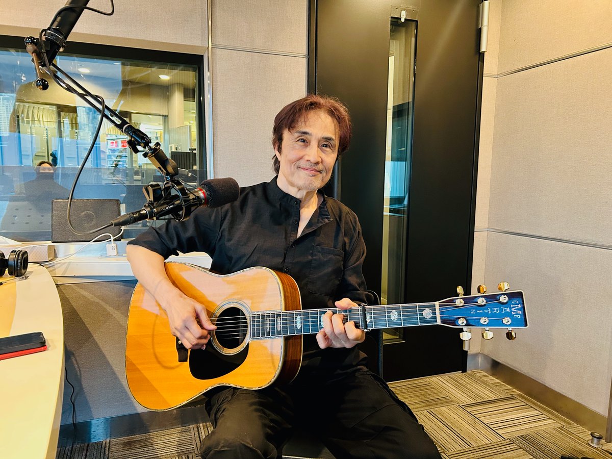 startline_813's tweet photo. 【MARTIN GUITAR
　　SOUND HOLE UNIVERSE】

🎼6月のマンスリーナビゲーターは
シンガーソングライターの
織田哲郎さん @tetsuro_oda

毎週、マーティンの
アコースティックギターで1曲
生演奏してくださいます🎸

今週のギターは…？
#jwave #SL813 #MARTIN https://t.co/NwfZW7YRwD