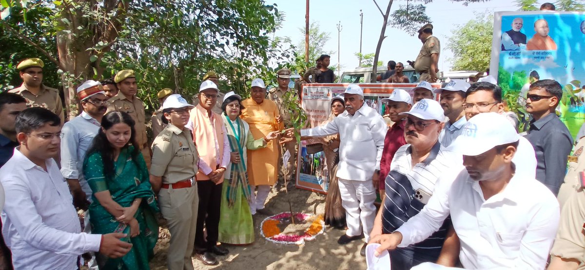 DMKanpurDehat's tweet photo. केंद्र सरकार के 12 वर्ष पूर्ण होने के उपलक्ष्य में संचालित "सेवा, संस्कार, सुशासन एवं सम्मान" थीम आधारित समेकित जन-कल्याण एवं जन-जागरूकता अभियान के अंतर्गत आज विश्व पर्यावरण दिवस पर जनपद में "एक पेड़ मां के नाम"वृक्षारोपण कार्यक्रम का शुभारंभ किया गया।
इस अवसर पर माननीय कैबिनेट मंत्री डॉ. संजय कुमार निषाद जी, माननीय कैबिनेट मंत्री र���केश सचान जी, माननीय राज्य मंत्री श्रीमती प्रतिभा शुक्ला जी, जिला पंचायत अध्यक्ष नीरज रानी जी, माननीय विधायक रसूलाबाद श्रीमती पूनम शंखवार जी, अन्य जनप्रतिनिधिगण, जिलाधिकारी श्री कपिल सिंह एवं पुलिस अधीक्षक द्वारा वृक्षारोपण कर पर्यावरण संरक्षण एवं हरित भविष्य का संदेश दिया गया।
"एक पेड़ माँ के नाम" अभियान के माध्यम से सभी नागरिकों से अधिकाधिक वृक्षारोपण एवं पर्यावरण संरक्षण में सहभागिता का आह्वान किया गया।
जिलाधिकारी,पुलिस अधीक्षक, मुख्य विकास अधिकारी द्वारा नगर वाटिका नवीपुर का निरीक्षण भी किया गया।

@CMOfficeUP @spgoyal @ChiefSecyUP @sanjaychapps1 @InfoDeptUP