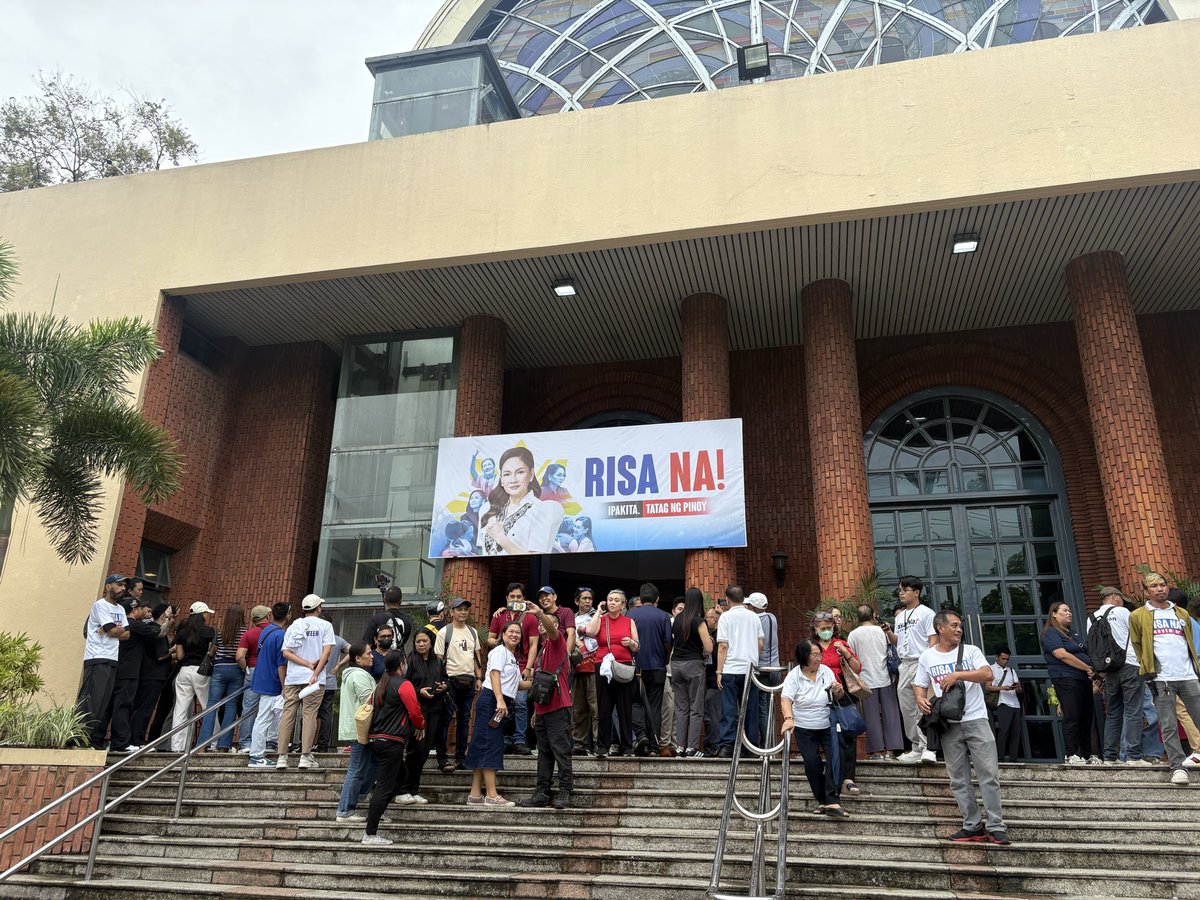 _katrinadomingo's tweet photo. NOW: Supporters of Sen. @risahontiveros gather in the UP Bahay ng Alumni, backing calls for the lawmaker to join the #Halalan2028 presidential race. https://t.co/PkIgtRqH02