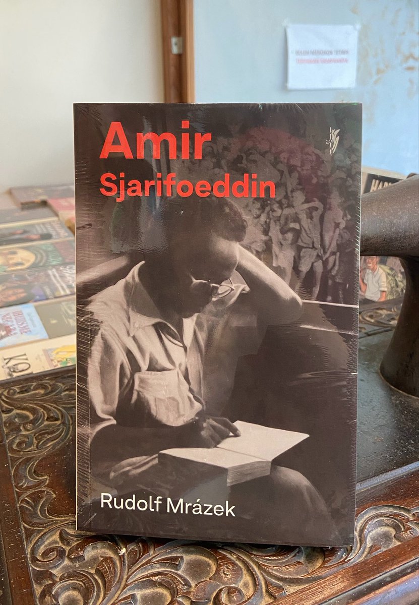 KomunitasBambu's tweet photo. “Pertemuan Amir dengan Sukarno menjelang masa pencekalannya memperlihatkan bagaimana kharisma dan kepercayaan diri Sukarno telah memikat banyak pemuda pergerakan,” Rudolf Mràzek https://t.co/dWMGDqeVsH