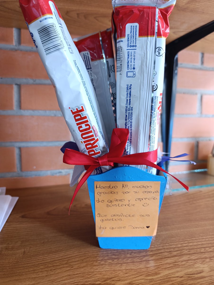 ali_gro's tweet photo. Regalos bonitos de mis estudiantes 🍪 https://t.co/MBEkDSNA4y