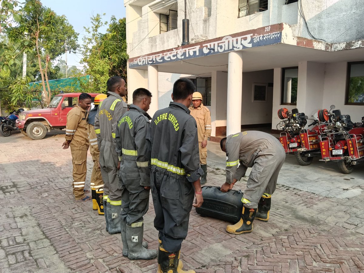 ghazipurfire's tweet photo. श्रीमान पुलिस महानिदेशक, #fireserviceup महोदय के आदेशानुसार एवं #cfogzr के निर्देशन में दि0 05.06.26 को जनपद गाजीपुर के सभी फायर स्टेशनों पर बी०ए० सेट का प्रशिक्षण व फायर उपकरणों के रख-रखाव एवं संचालन का अभ्यास कराया गया। 
@fireserviceup 
@AdminGhazipur 
@ghazipurpolice https://t.co/GkBbmsUIqL