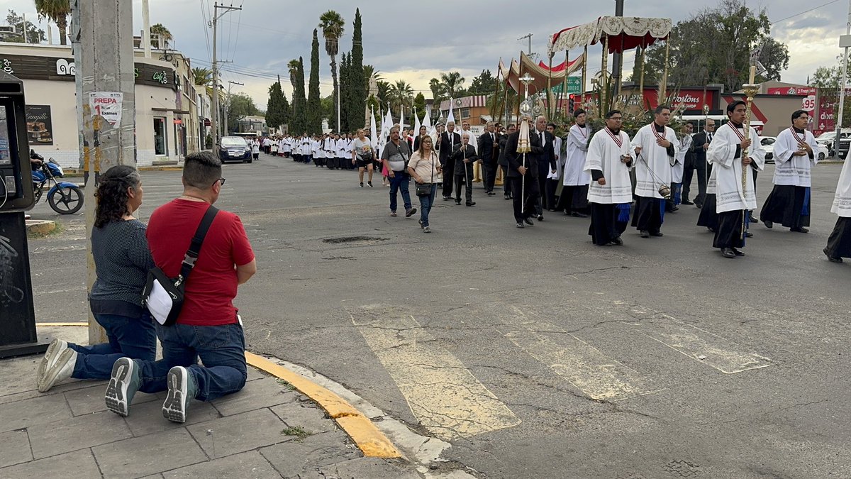 IglesiaDurango's tweet photo. Nuestro arzobispo, Faustino Armendáriz Jiménez, presidió la Procesión de Corpus Christi y destacó que esta celebración es signo de un camino permanente al lado de Dios, que acompaña y fortalece a su pueblo. Que Cristo Eucaristía siga guiando nuestro caminar. 

@eqmisionero https://t.co/0S03VqYuV5