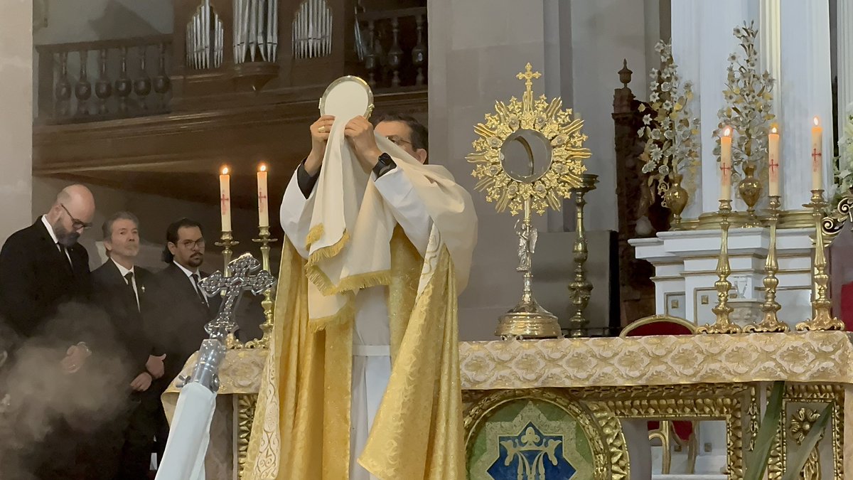 IglesiaDurango's tweet photo. Nuestro arzobispo, Faustino Armendáriz Jiménez, presidió la Procesión de Corpus Christi y destacó que esta celebración es signo de un camino permanente al lado de Dios, que acompaña y fortalece a su pueblo. Que Cristo Eucaristía siga guiando nuestro caminar. 

@eqmisionero https://t.co/0S03VqYuV5
