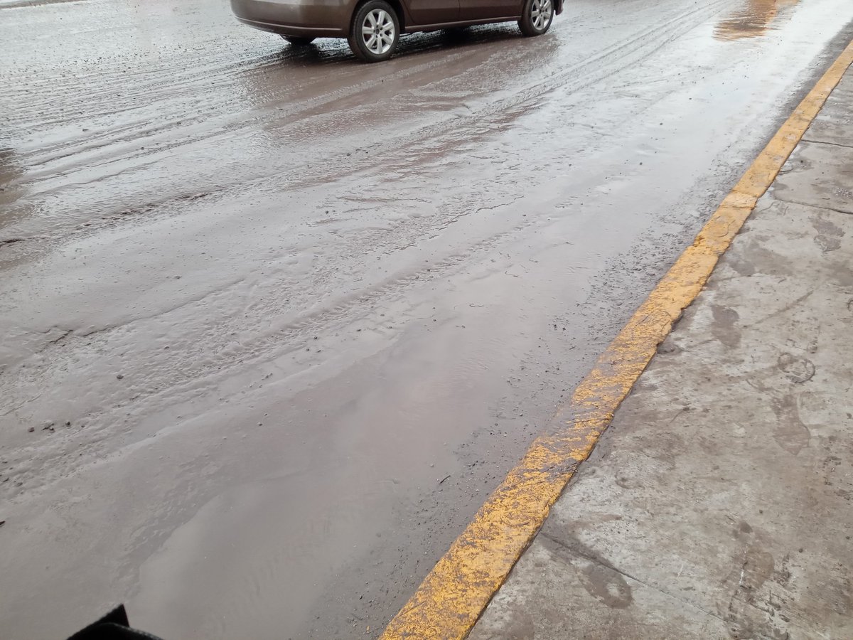 ok_ggomez's tweet photo. @pcmqro Pues la parada está llena de lodo...y hya que cruzar, ojalá @FeliFerMacias @qromunicipio apoye de favor con limpieza porque no ha venido nadie y es necesario esperar ahí el camión @AMEQueretaro @gcuanalo https://t.co/18uYAa8CyM