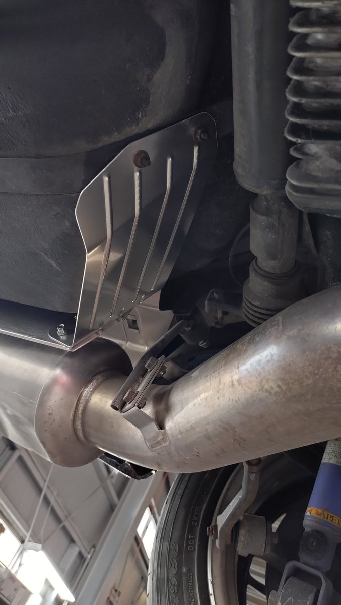 bpcorporation's tweet photo. 弊社で販売しているBNR32用のマフラーヒートガードに燃料タンク側のパネルがセットになりました。 https://t.co/55vCK6bZYY
