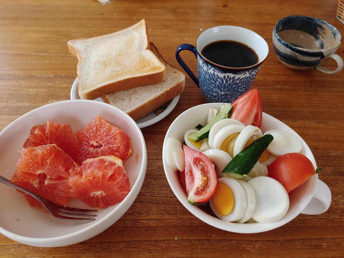 brunnenberg1955's tweet photo. 授業実況197《マヨダイエット５日で2kg減》何故？21食中グレープフルーツ12個と珈琲18杯に🍞9枚🥚13個🍅🥒時々だが🍊のナリンギンに☕のクロロゲン酸の食欲抑制か…否この５日間飴1粒ポテチ1枚食べてないじゃないか…ということは「間食ゼロ」が秘訣なのか？まぁリニアに痩せるので結果オーライだ。 https://t.co/j5kUzbtha1