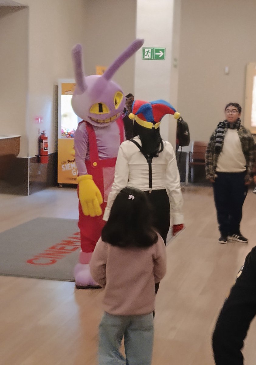 tiidall's tweet photo. watched the digital circus movie and a guy went in a full jax costume
he didnt take it off the whole film https://t.co/AOCkIzXP1W