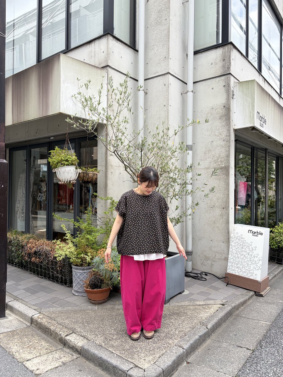 marbleSUD_shimo's tweet photo. ウェーブdot ユルTシャツ入荷💕

リラックスシルエットでさらりと着られるTシャツです♪
程よいシアー感とタテシワ加工が涼しげで、夏にぴったりの一枚です。
ぜひ店頭まで見に来てくださいませ✨

すぎ　えりこ　こう
#マーブルシュッド #下北沢店 https://t.co/k90RygyAsn