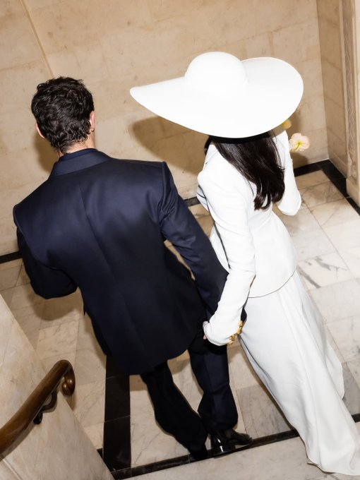 cr8urOwnReality's tweet photo. 💐🥳Dua Lipa and Callum Turner are married! New photos！！！
#dualipa #callumturner https://t.co/UmDTqVMdkI