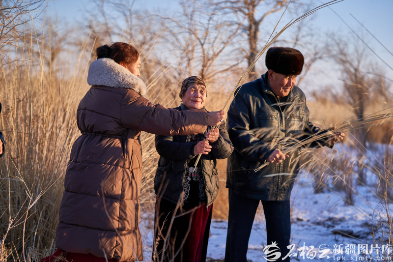 XinjiangUpdates's tweet photo. Serekhan Kakemhaz transforms wild feather grass into art in Xinjiang's Toli County. For 50+ years, the national ICH inheritor has woven colored wool around sun-dried grass stalks, creating baskets and tapestries inspired by grassland life. From supporting her family to teaching 20+ apprentices and livestreaming, she keeps this Kazakh craft alive and thriving. #CulturalXinjiang
https://t.co/ztxrnyGRCq